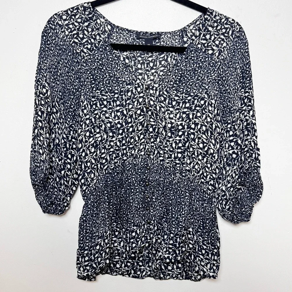 Banana Republic Silk Blouse Womens XS Navy Blue Floral Smocked Peplum V-Neck Top